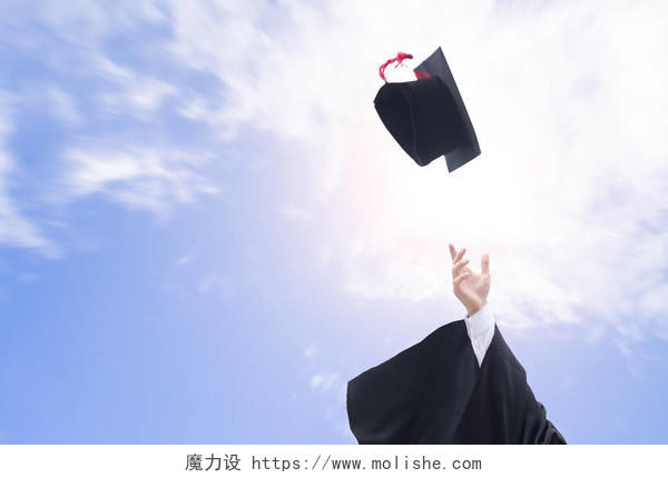 毕业生毕业帽子扔在天空中摄影图美好毕业回忆